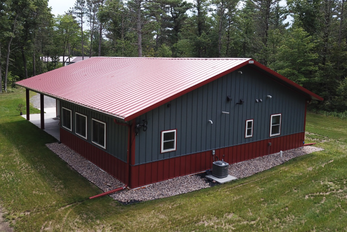 Rear corner view of 40' x 56' pole barn with living quarters built by Walters Buildings