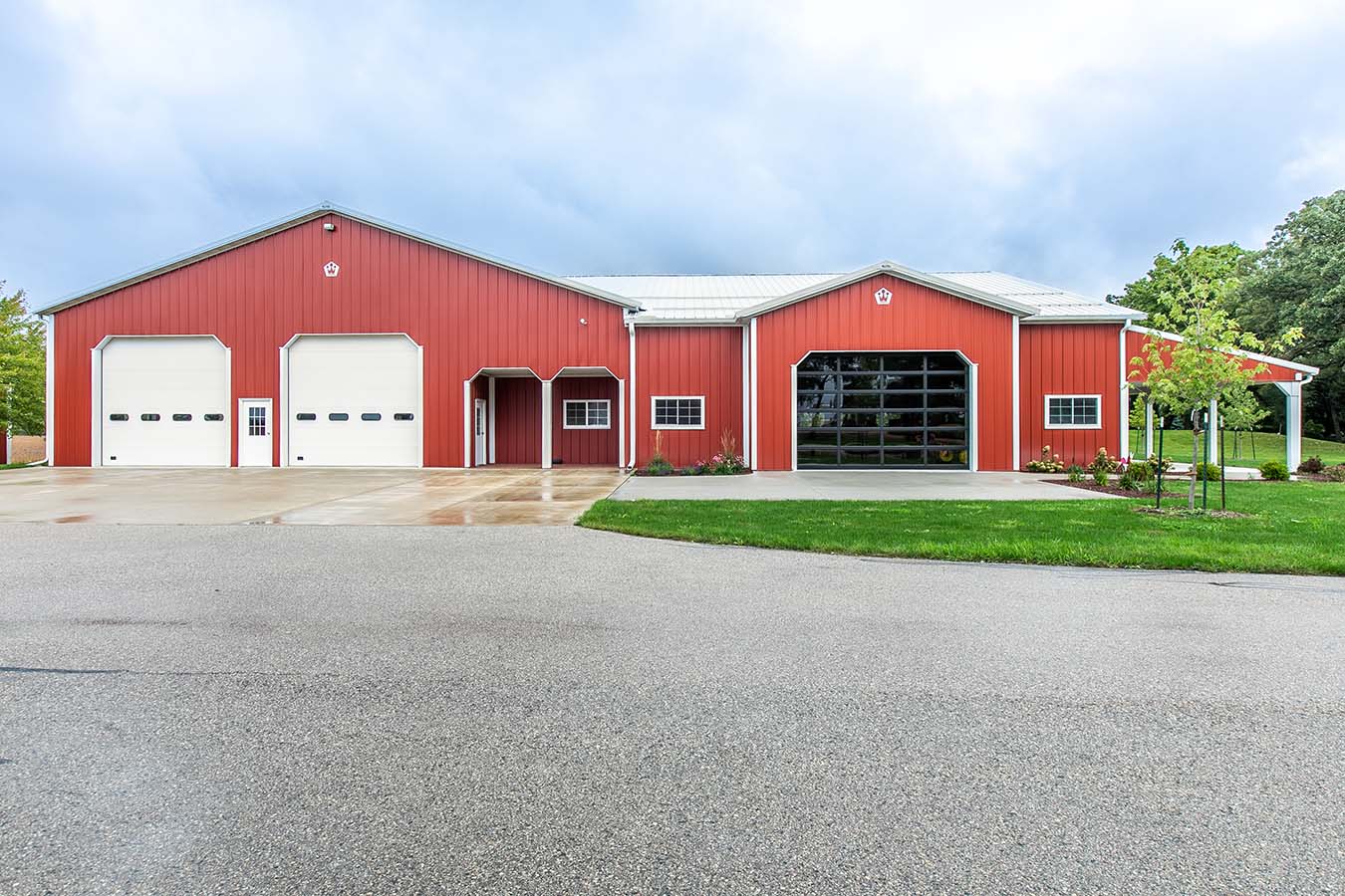 07-4604 and 07-4593 Large red pole barn with white overhead garage doors, glass garage door, and covered porch